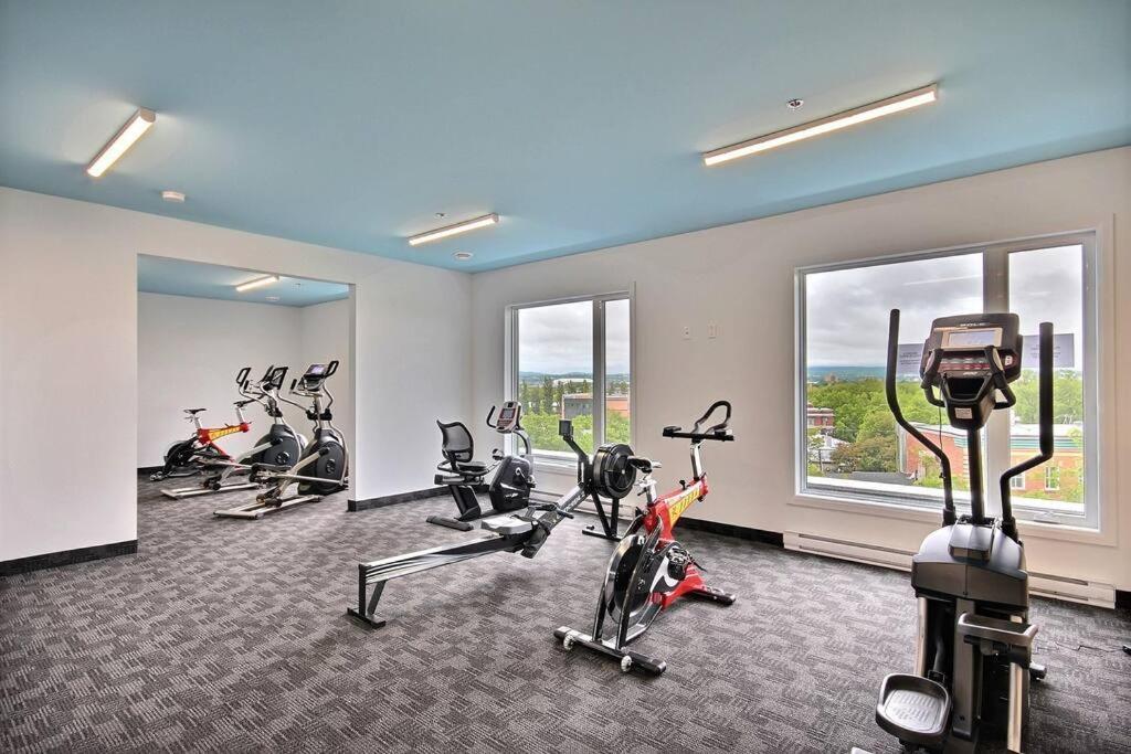 Good Vibes Only -Modern And Spacious 2 Bedroom Condo 4 Beds Free Parking, Gym Québec Esterno foto
